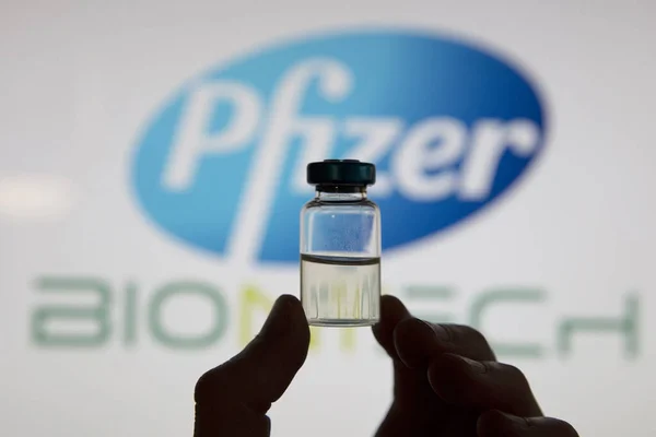 OXFORD, UK - Februari 2020: Een covid vaccinflacon voor het pfizer-logo — Stockfoto