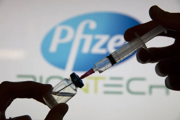 OXFORD, UK - Februari 2020: Een felle vaccinspuit voor het pfizer logo — Stockfoto