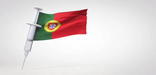 Шприц для вакцинации с португальским флагом. 3D рендеринг — стоковое фото