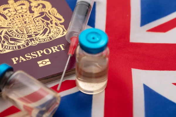 Velká Británie coronavirus vaccine travel passport concept — Stock fotografie