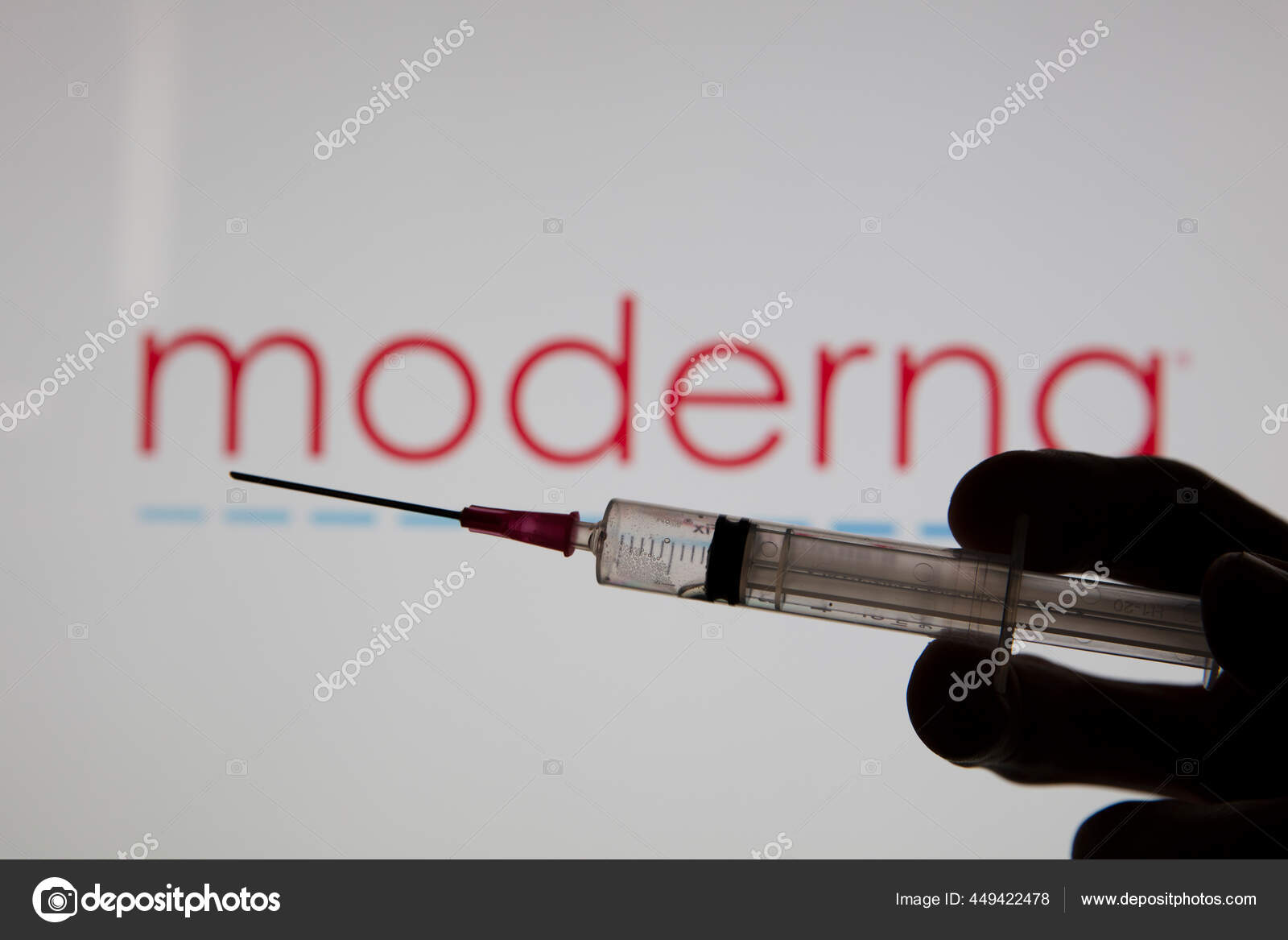 Oxford Uk Februar 2020 Eine Covide Impfspritze Gegen Das Moderna Logo Redaktionelles Stockfoto C Inkdropcreative 449422478