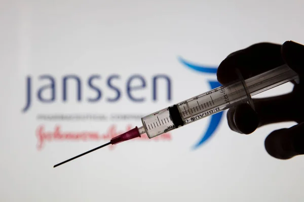 OXFORD, UK - February 2020: Janssen 로고에 대항하는 열렬 한 백신 주사기 — 스톡 사진