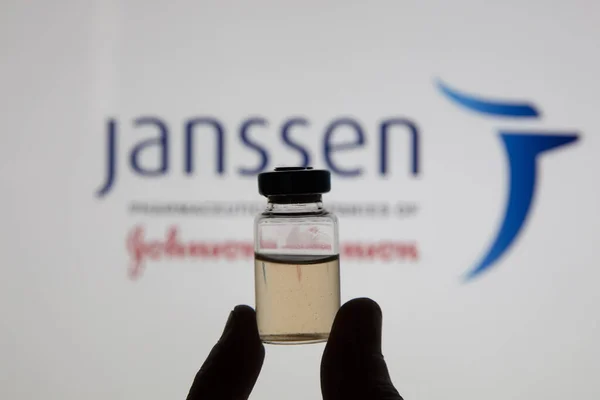 OXFORD, UK - February 2020: Janssen 로고에 대항하는 열렬 한 백신 병 — 스톡 사진