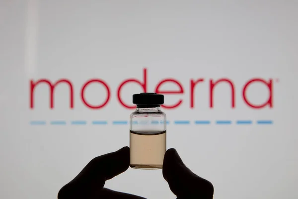 OXFORD, İngiltere - Şubat 2020: Moderna logosuna karşı bir covid aşı şişesi — Stok fotoğraf