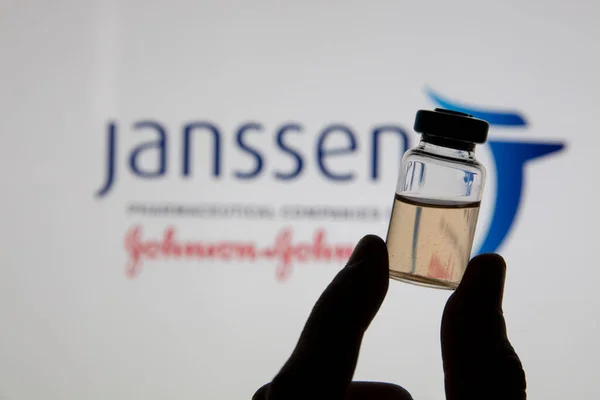 OXFORD, Reino Unido - Fevereiro de 2020: Um frasco para injetáveis de vacina vívida contra o logótipo da Janssen — Fotografia de Stock