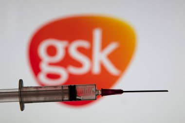 OXFORD, İngiltere - Şubat 2020: Glaxosmithkline logosu ile Covid aşı şırıngası