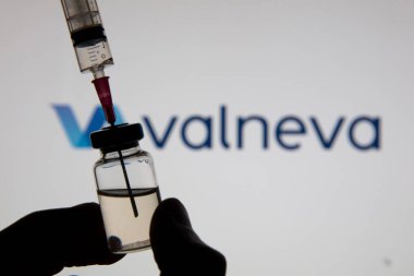 OXFORD, İngiltere - Şubat 2020: Valneva biyoteknoloji logosu ile covid aşı enjeksiyonu