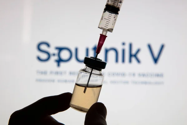 OXFORD, İngiltere - Şubat 2020: Sputnik V covid aşı logosu şırınga ve şişe — Stok fotoğraf