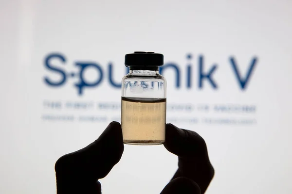 OXFORD, Reino Unido - fevereiro de 2020: logótipo da vacina vívida Sputnik V com frasco para injetáveis — Fotografia de Stock