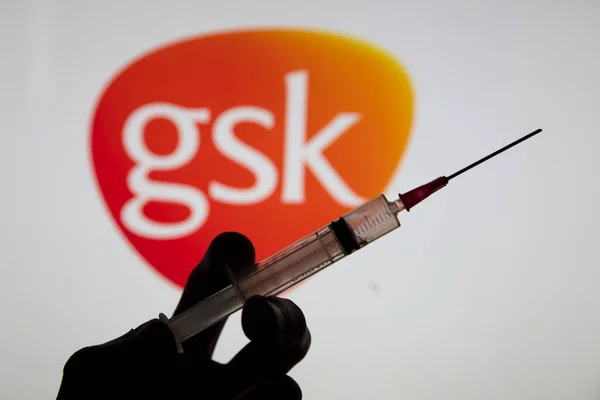 OXFORD, İngiltere - Şubat 2020: Glaxosmithkline logosu ile Covid aşı şırıngası — Stok fotoğraf