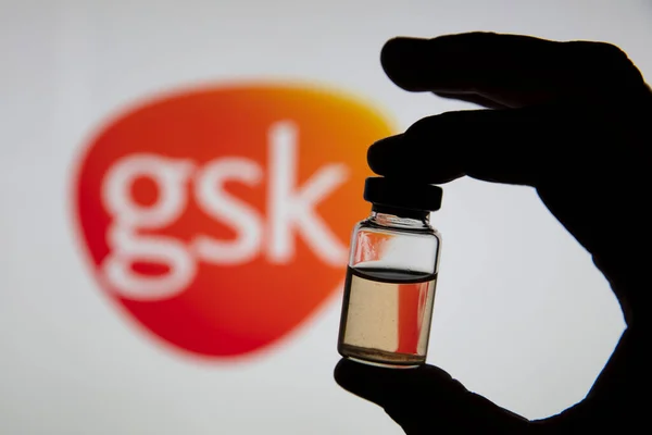 OXFORD, UK - February 2020: Glaxosmithkline logo with a bottle of covid vaccine — 스톡 사진