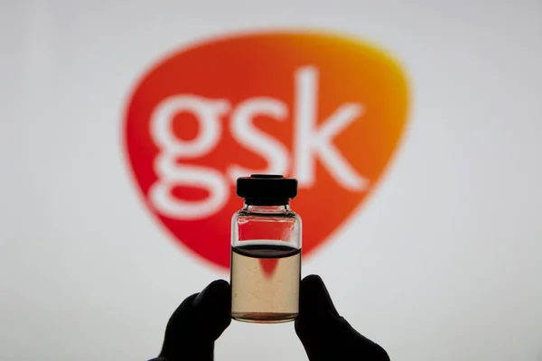 OXFORD, UK - February 2020: Glaxosmithkline logo with a bottle of covid vaccine — 스톡 사진