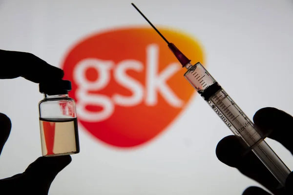 OXFORD, İngiltere - Şubat 2020: Glaxosmithkline logosu ile Covid aşı şırıngası — Stok fotoğraf