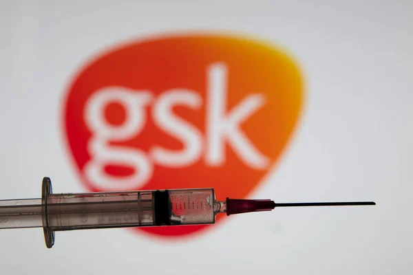 OXFORD, İngiltere - Şubat 2020: Glaxosmithkline logosu ile Covid aşı şırıngası — Stok fotoğraf