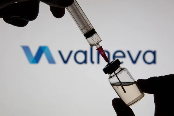 OXFORD, İngiltere - Şubat 2020: Valneva biyoteknoloji logosu ile covid aşı enjeksiyonu — Stok fotoğraf