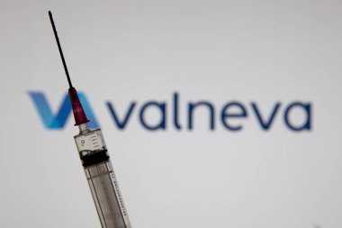 OXFORD, İngiltere - Şubat 2020: Valneva biyoteknoloji logosu ile covid aşı enjeksiyonu