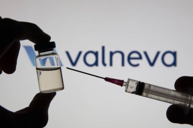 OXFORD, İngiltere - Şubat 2020: Valneva biyoteknoloji logosu ile covid aşı enjeksiyonu