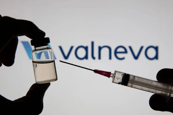 OXFORD, İngiltere - Şubat 2020: Valneva biyoteknoloji logosu ile covid aşı enjeksiyonu — Stok fotoğraf