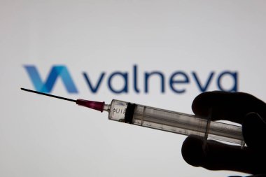 OXFORD, İngiltere - Şubat 2020: Valneva biyoteknoloji logosu ile covid aşı enjeksiyonu