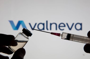 OXFORD, İngiltere - Şubat 2020: Valneva biyoteknoloji logosu ile covid aşı enjeksiyonu