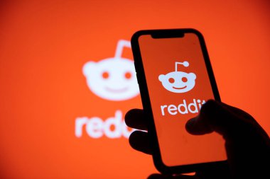 LONDON, İngiltere - Şubat 2021: Reddit logosu akıllı telefon aygıtında görüntülendi