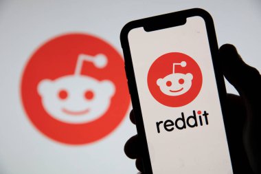 LONDON, İngiltere - Şubat 2021: Reddit logosu akıllı telefon aygıtında görüntülendi