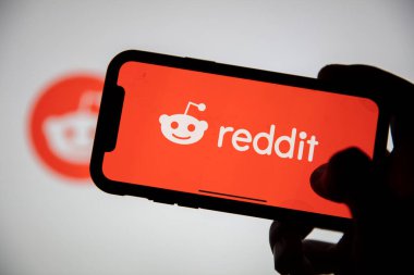 LONDON, İngiltere - Şubat 2021: Reddit logosu akıllı telefon aygıtında görüntülendi