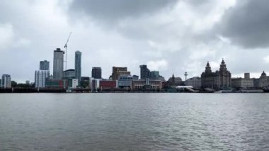 Mersey Nehri 'nden Liverpool şehrinin ufuk çizgisine ve Liver binasına bakın.
