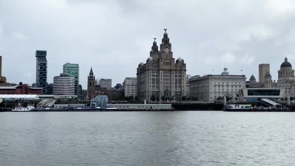 Utsikt över floden Mersey till Liverpool city skyline och Liver byggnaden — Stockvideo