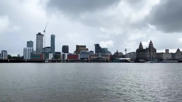 Utsikt över floden Mersey till Liverpool city skyline och Liver byggnaden — Stockvideo