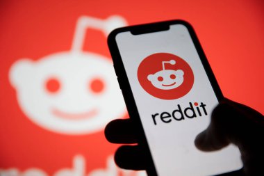 LONDON, İngiltere - Şubat 2021: Reddit logosu akıllı telefon aygıtında görüntülendi