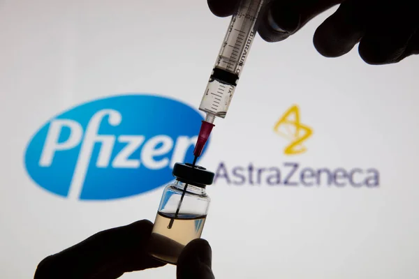 OXFORD, UK - Februari 2020: Pfizer en Astraeneca logo 's met covid-19 vaccin — Stockfoto