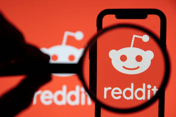 LONDON, Storbritannien - februari 2021: Reddit-logotypen sedd under förstoringsglas — Stockfoto