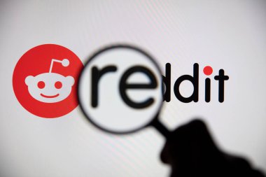 LONDON, İngiltere - Şubat 2021: Reddit logosu büyüteç altında görüldü