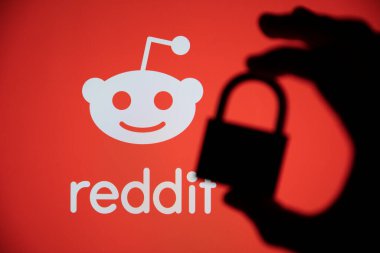 LONDON, İngiltere - Şubat 2021: Reddit logosuna karşı asma kilit silueti