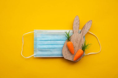 Paskalya tavşanı ve covid salgını sırasında havuç ile mutlu paskalya arkaplanları