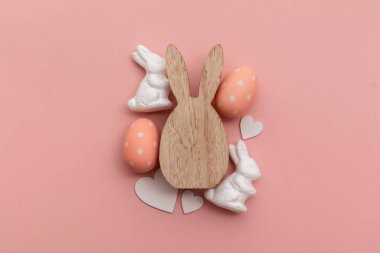 Asgari Paskalya tatili geçmişi. Tahta Paskalya tavşanı ve pembe yumurta.