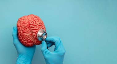 Doktor steteskop kullanarak beyni analiz ediyor. Ruh sağlığı konsepti
