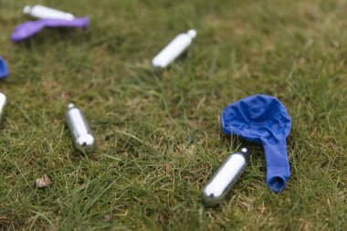 Azot oksit metal ampulleri ya da kahkaha gazı eğlence amaçlı uyuşturucu kullanımı