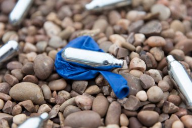 Azot oksit metal ampulleri ya da kahkaha gazı eğlence amaçlı uyuşturucu kullanımı