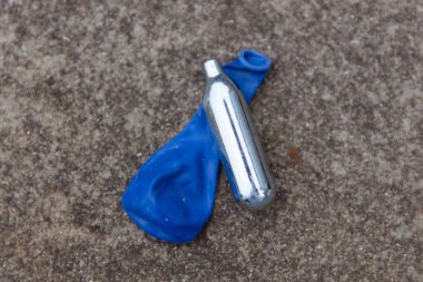 Azot oksit metal ampulleri ya da kahkaha gazı eğlence amaçlı uyuşturucu kullanımı