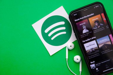 LONDON, İngiltere - Mart 2021: Müzik ve ses akışı servis logosunu bozun