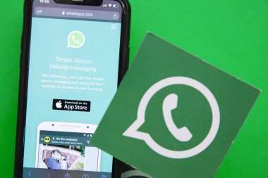 LONDON, İngiltere - Mart 2021: Whatsapp bir akıllı telefon üzerindeki çevrimiçi mesajlaşma servisi logosu