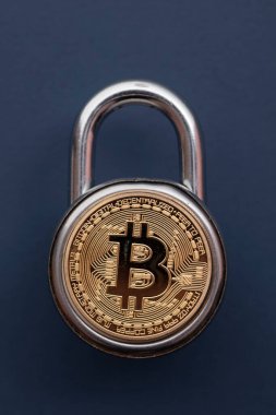 Bitcoin asma kilit. Kripto para birimi yatırım güvenliği ve güvenlik kavramı