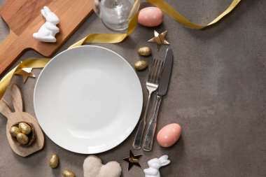 Geleneksel Paskalya bahar yemeği geçmişi. Tavşan ve yumurtalı masa.