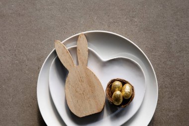 Geleneksel Paskalya bahar yemeği geçmişi. Tavşan ve yumurtalı masa.