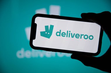 LONDON, İngiltere - Nisan 2021: Telefondan paket servis amblemi teslimatı