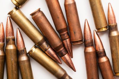 Beyaz arka planda bir grup mermi mermisi kovanı.