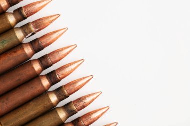 Beyaz arka planda bir kurşun hattını kapat