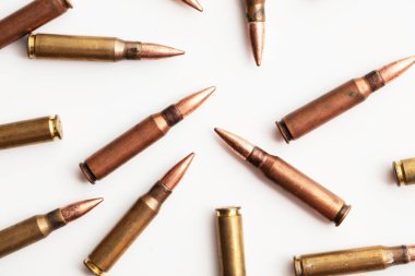 Beyaz arka planda bir grup mermi mermisi kovanı.